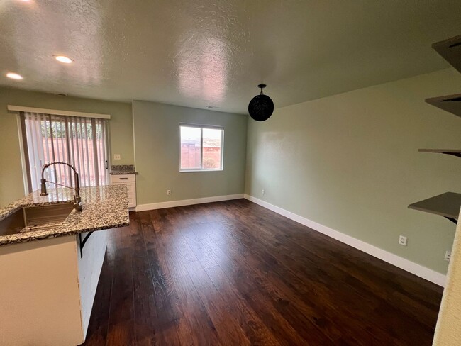 Building Photo - Hidden Valley Townhome