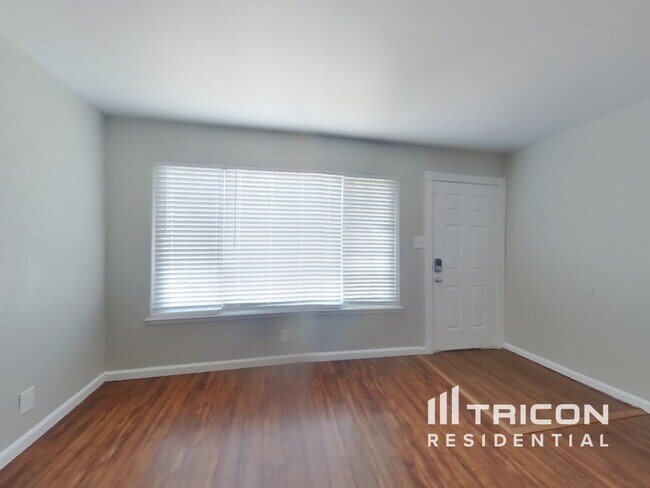 Foto del edificio - 4332 Delta Fair Blvd