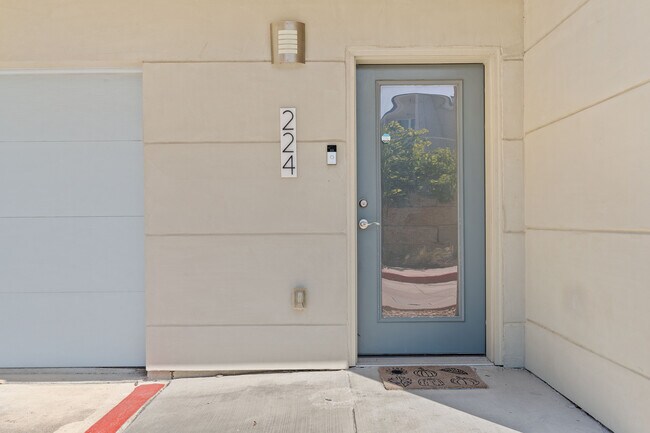 Building Photo - 604 N Bluff Dr