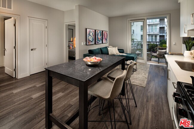 Foto del edificio - 687 S Hobart Blvd