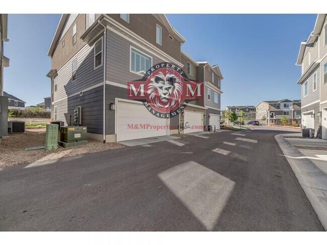 Foto del edificio - Beautiful 4 Bed 4 Bath Townhome in South J...