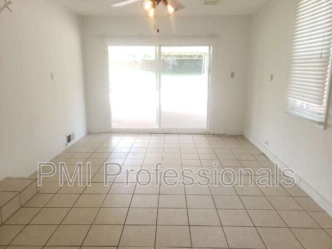 Foto del edificio - 2988 Parkwood Dr