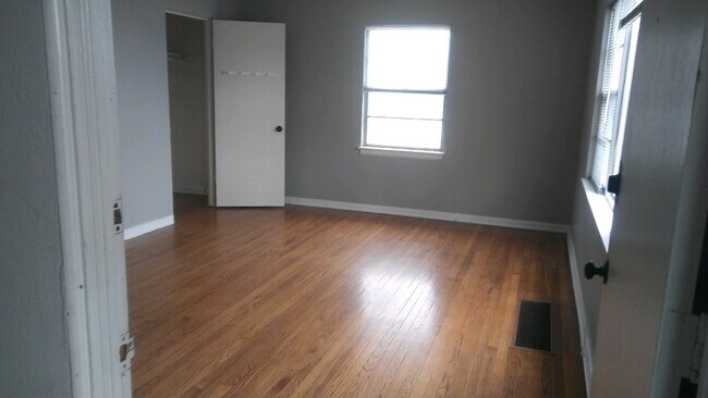 Building Photo - 1044 W 41st St