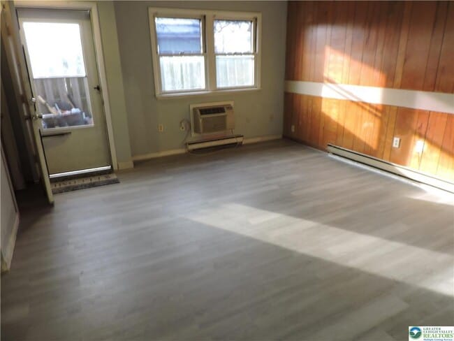 Building Photo - 866 N Van Buren St