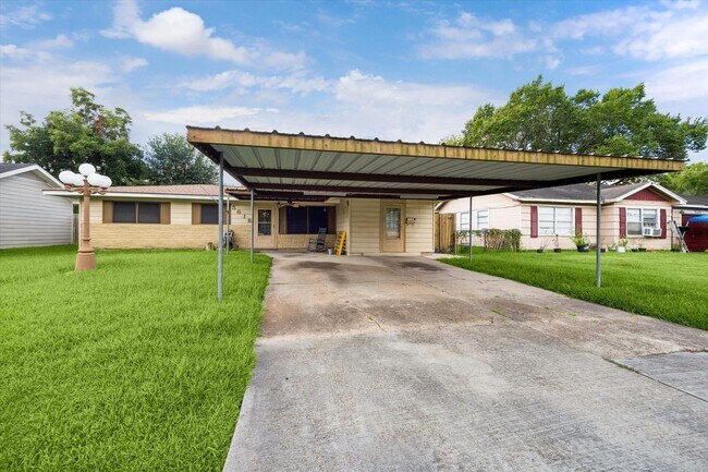 Building Photo - 5618 Sweetbriar St
