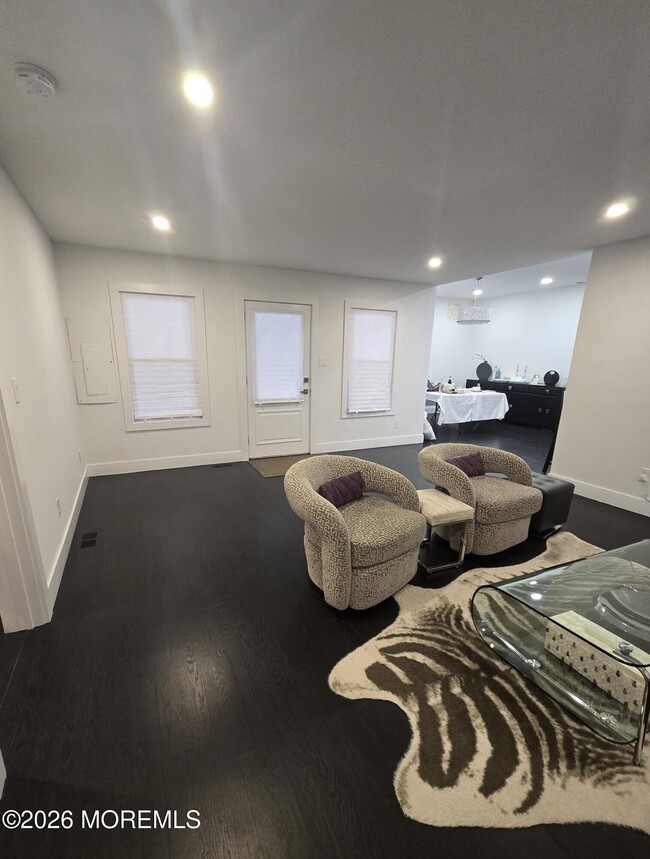 Building Photo - 486 W Lincoln Ave