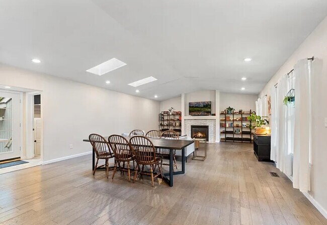 Foto del edificio - 5922 43rd Ave NW