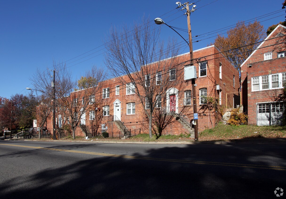 Primary Photo - 566 Malcolm X Blvd SE