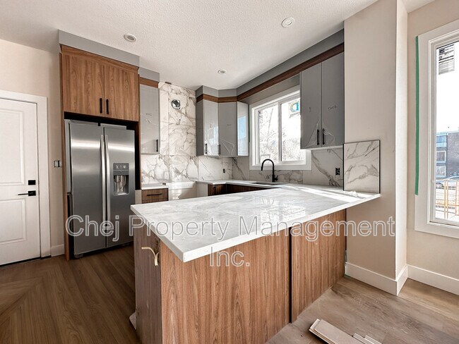 Photo du bâtiment - 14807-14899 99 Ave NW