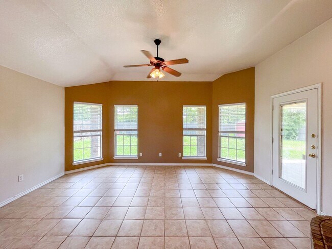 Foto del edificio - Available NOW!!!! This charming 1 story, 3...