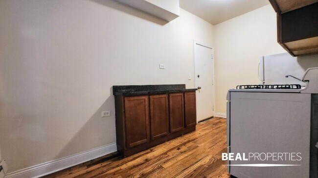 Foto del edificio - 0 bedroom in CHICAGO IL 60657