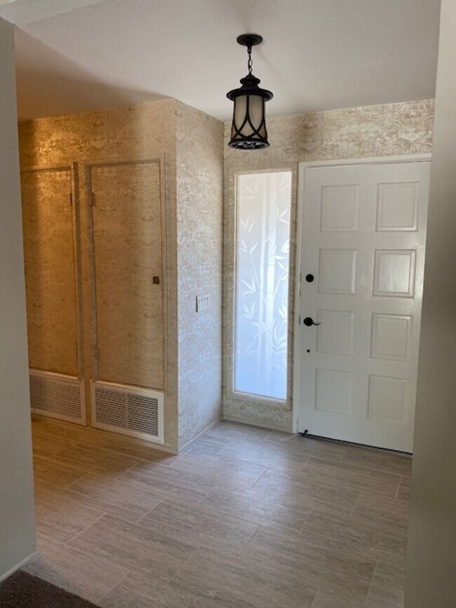 Building Photo - Location, Location, Location! 3 Bedroom Ho...