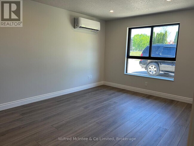 Photo du bâtiment - 380-380 1st Ave N