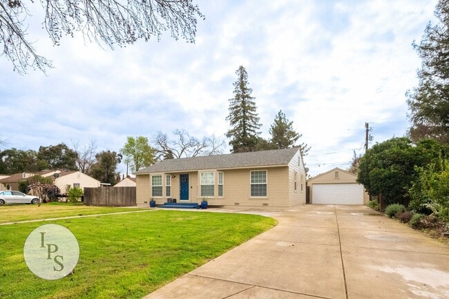 Building Photo - Beautiful Old Fig Home, 3BR/1BA, Huge Lot!...