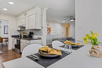 Building Photo - 6864 Aspenhill Dr