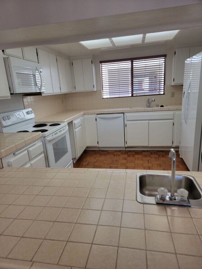 Foto del edificio - 2 BR / 2 BA Condo with Spectacular Views Near Patrick Henry High School