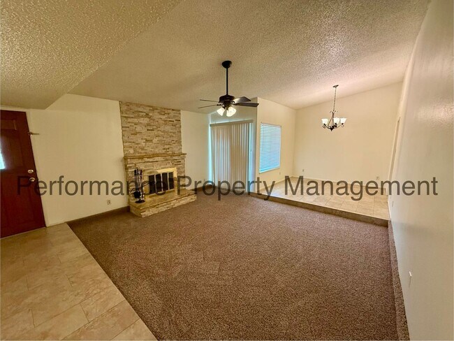 Foto del edificio - Cute 3 Bed/2 Bath SE Bakersfield Home w/ RBP & $0 Deposit Option
