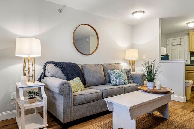Building Photo - Cozy Condo with Pool and Parking on Main S...