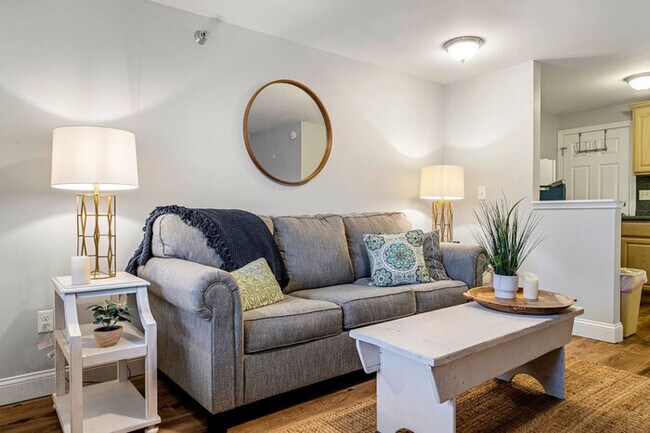 Foto del edificio - Cozy Condo with Pool and Parking on Main S...