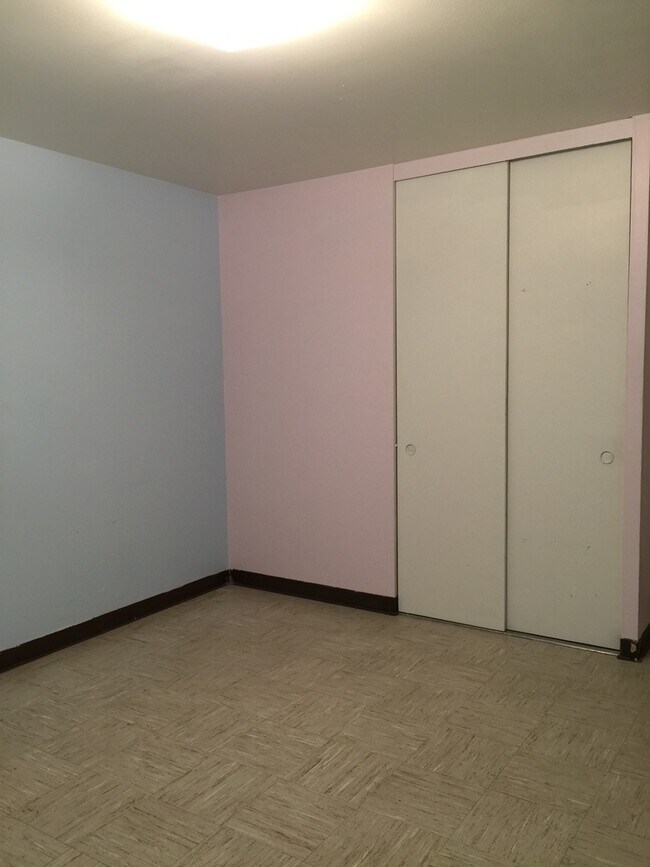 Building Photo - 3 bedroom home with fenced yard