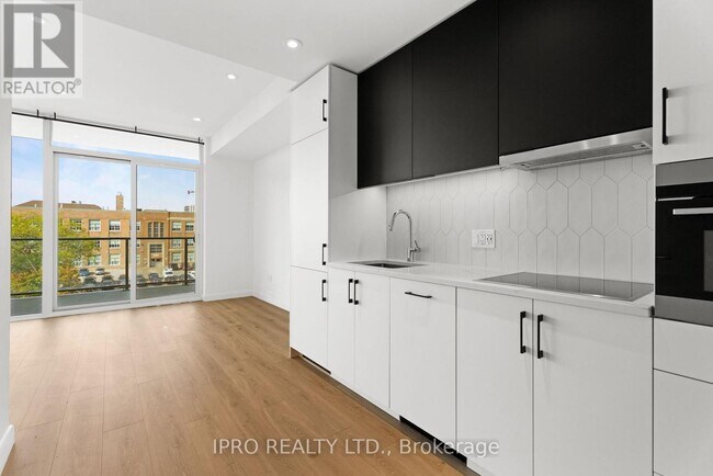 Photo du bâtiment - 741-741 King St W