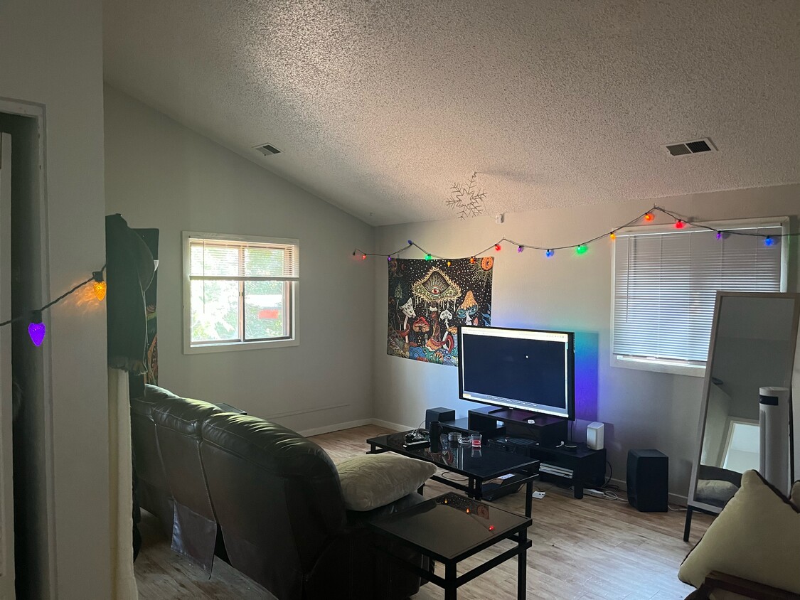 Living Room - 840 North St