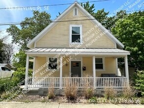 Building Photo - 335 Freyling Pl SE