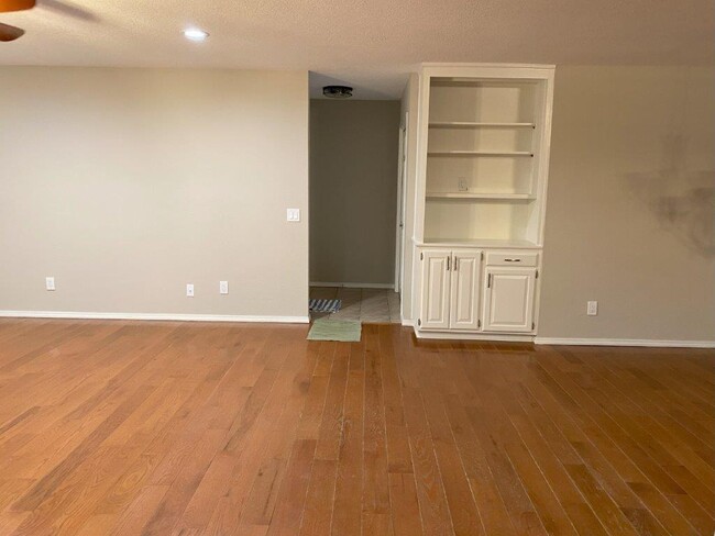 Building Photo - 403 N Turtle Creek Dr