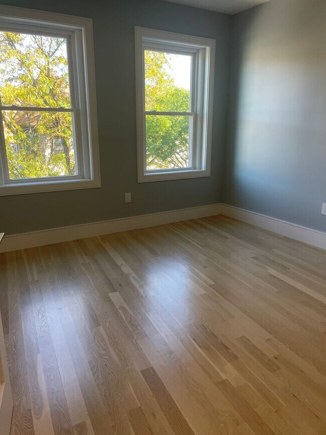 Foto del edificio - Amazing new four bed, two bath, in unit laundry, central air