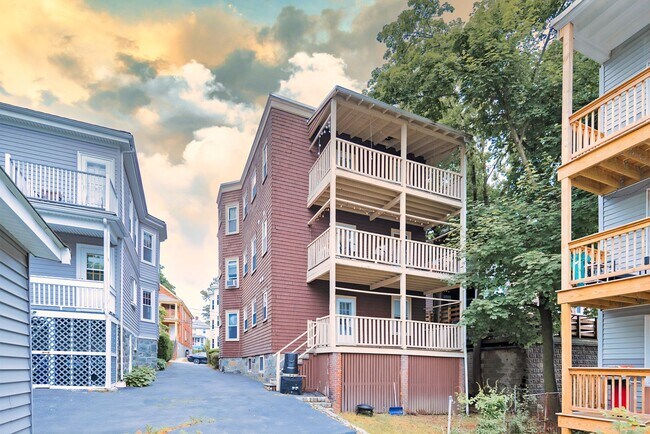 Building Photo - In-Unit Washer and Dryer, Oak Sq Area, Eat...