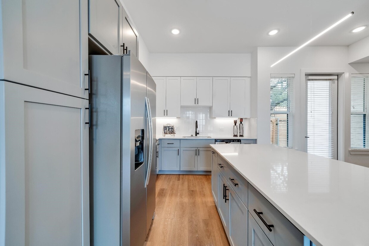 Building Photo - 1601 Mustang Dr