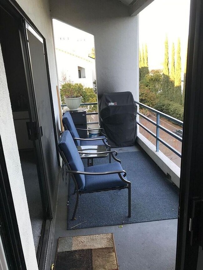 Building Photo - Beautiful 2 Bedroom Condo