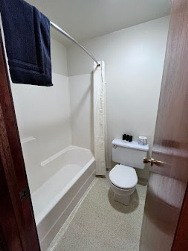 Building Photo - Studio Apartment in Maupin, OR - available...