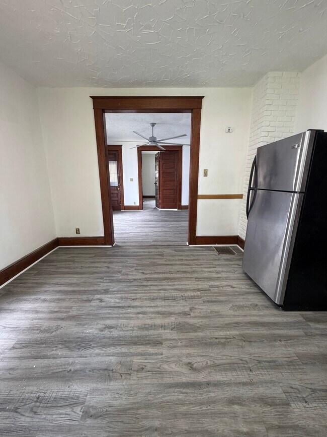Building Photo - 633 S Apperson Way