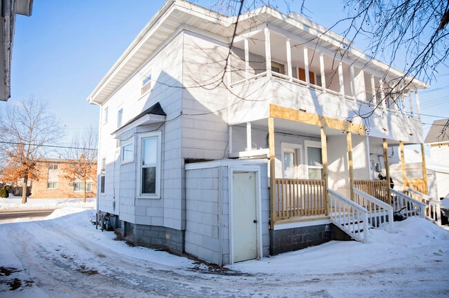 Building Photo - 609 5th Ave