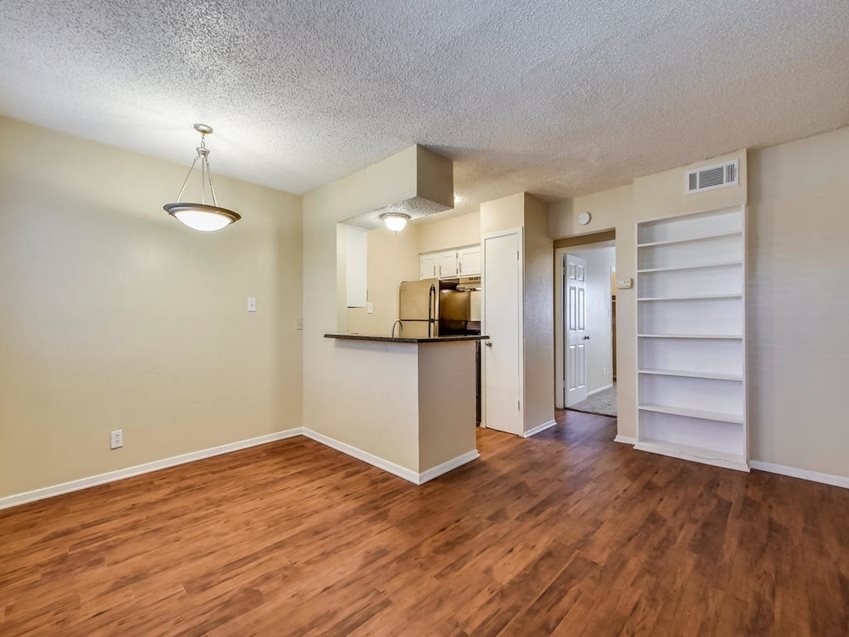 Foto principal - Great pricing for a 2 bedroom so close to ...