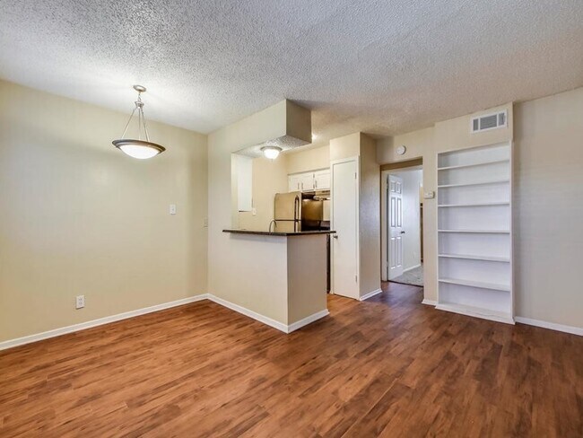 Foto del edificio - 2401 Manor Rd