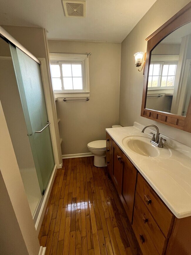 Foto del edificio - 5-Bedroom Farmhouse North of Middlebury in Middlebury School District