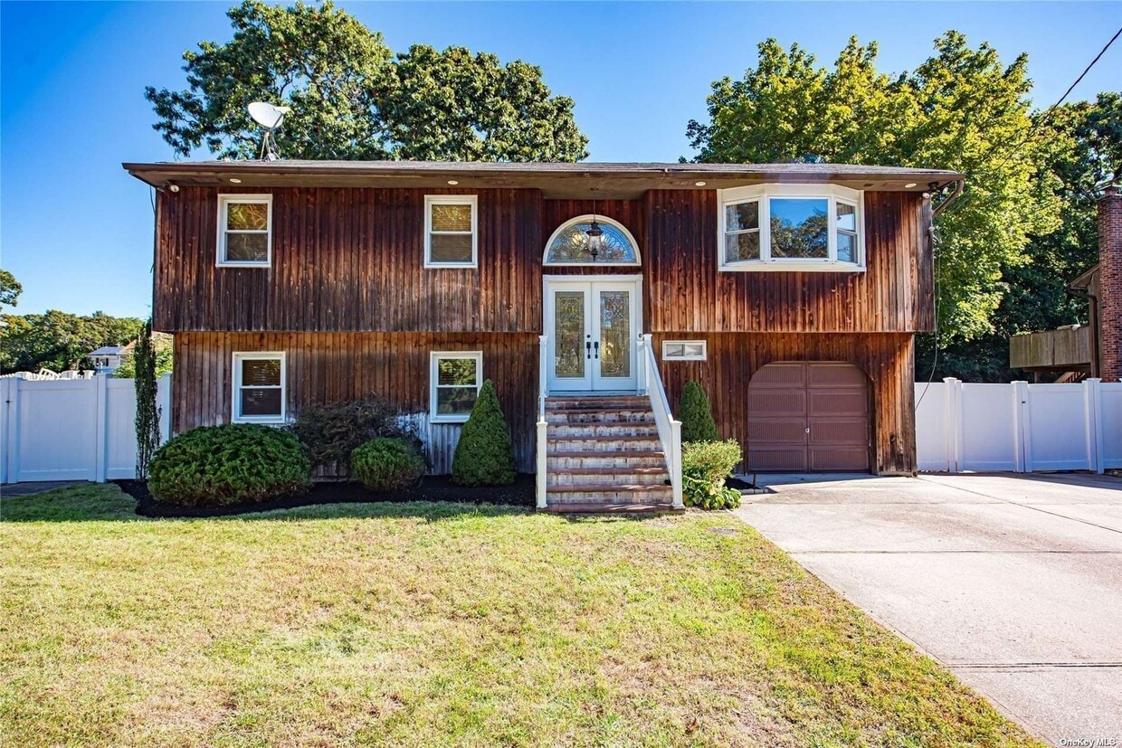 83 Beech St, Lake Grove, NY 11755 House Rental in Lake Grove, NY