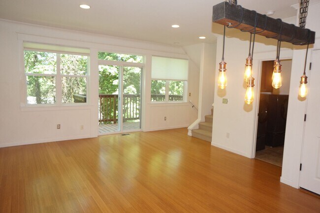 Building Photo - Spectacular SW Liar Hill 3 bedroom Townhouse