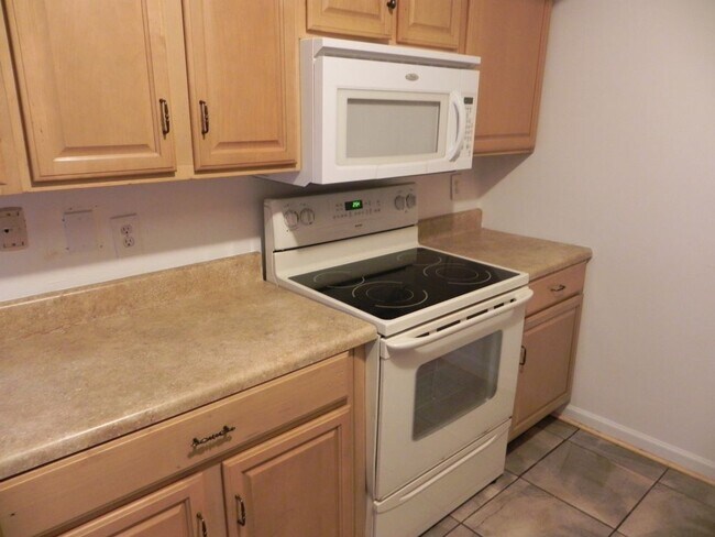 Building Photo - Three bedroom Townhome in Lake Edwards