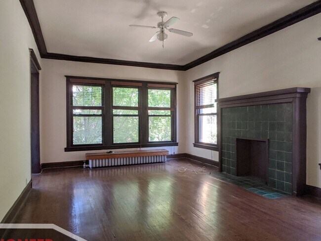 Foto del edificio - 2428 N Sawyer Ave