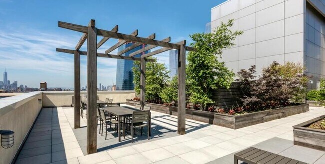 Foto del edificio - 3 bedroom in New York NY 10018