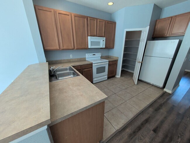 Building Photo - For Rent-2-bedroom, 2.5-bathroom located in the vibrant community of Largo