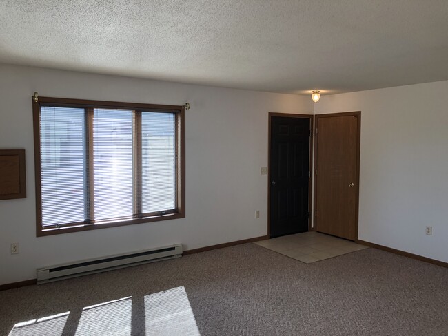 Building Photo - 208 Jersey Ln