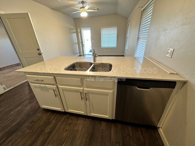 Foto del edificio - 411 Summit Ridge Dr