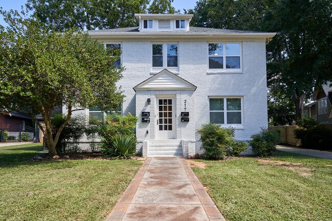 Building Photo - 217 Circle Ave