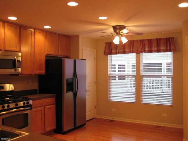 Building Photo - 3 br, 2.5 bath Townhome - The Reserve