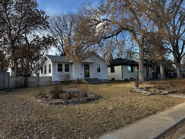 Building Photo - AVAILABLE JULY! "Charming 3-Bedroom Oasis with 2 Full Baths in the Sunset Neighborhood!"