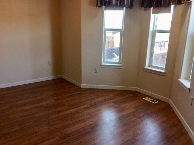 Foto del edificio - Spacious Condo for Rent in Dickinson